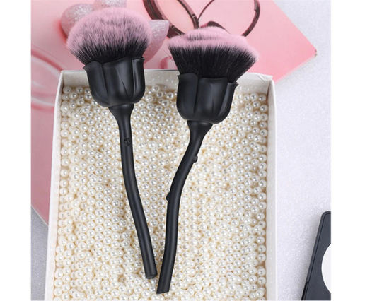 Makeup brush kit with soft cosmetic brushes and a portable PU storage case.
